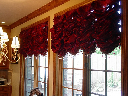 В гостиную Красные французские шторы Красный вуаль Без рисунка
